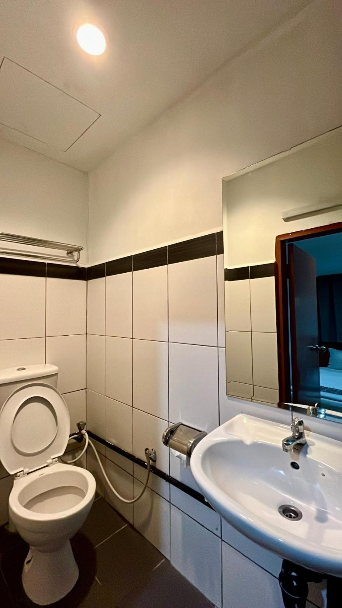 Switz Paradise Hotel - 5 Minute Walk To Centre Point And 10 Minute Walk To Waterfront- Kota Kinabalu Eksteriør billede
